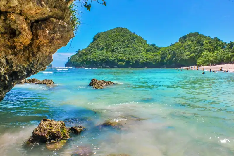 Pantai Teluk Asmara: Surga Tersembunyi di Malang dengan Keindahan dan ...