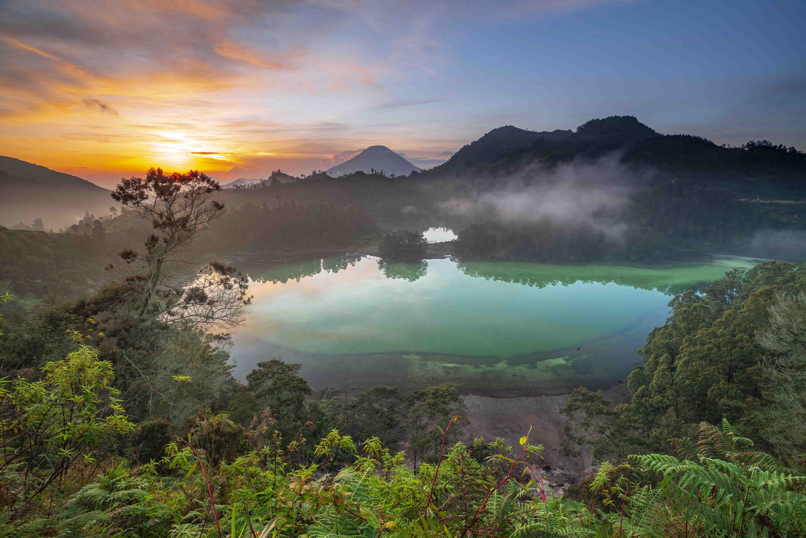 Telaga warna dieng