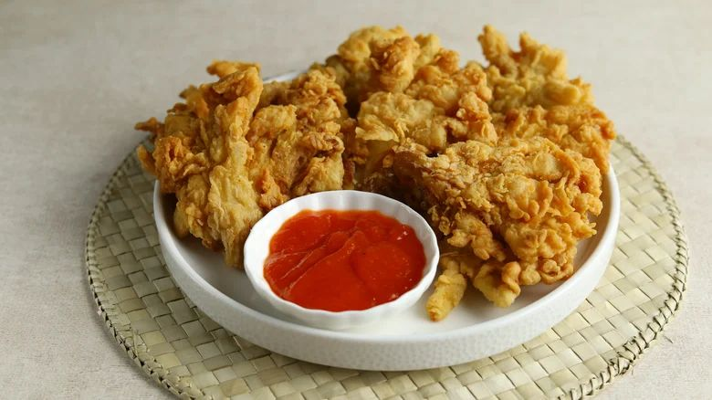 Cara Mengolah Jamur Tiram Menjadi 'Ayam Goreng' KW yang Super Gurih