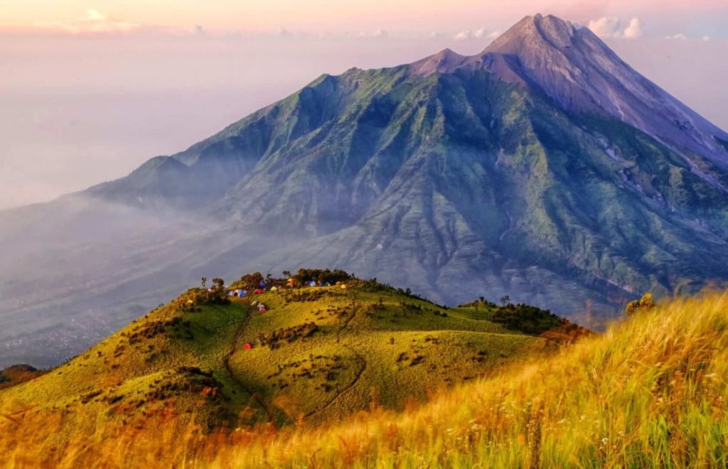 Merbabu: Menjelajahi Negeri di Atas Awan dan Pesona Sabana Abadi di Jantung Jawa Tengah